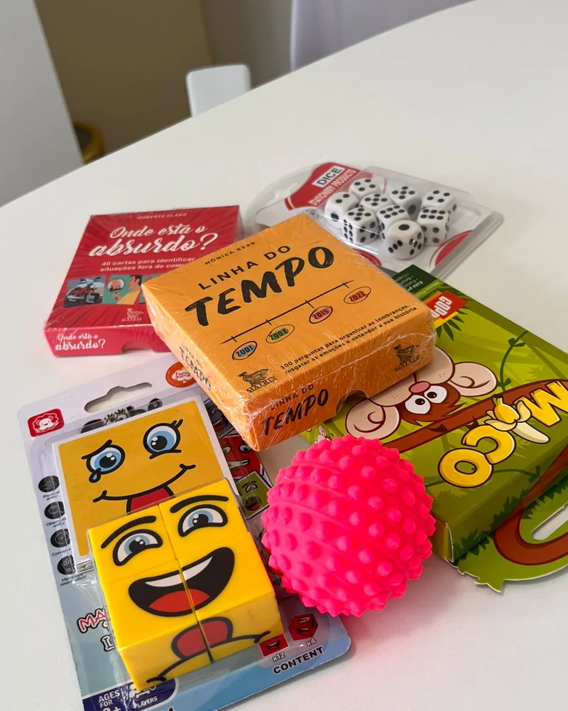 Jogos e materiais de estimulação cognitiva sobre a mesa